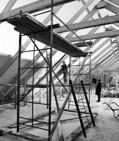 Äldre foto av byggnadsställning i trä, montering av innertak