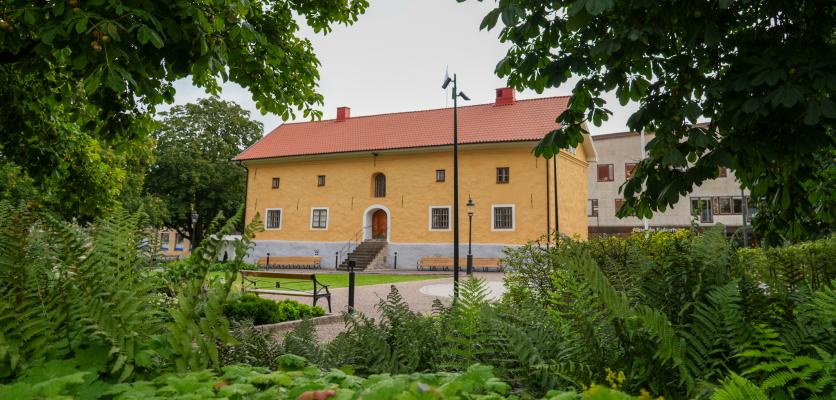 Alingsås museum, gult hus omgiven av park