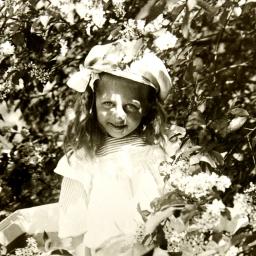 Svartvitt foto från sekelskiften 1900 en ung flicka